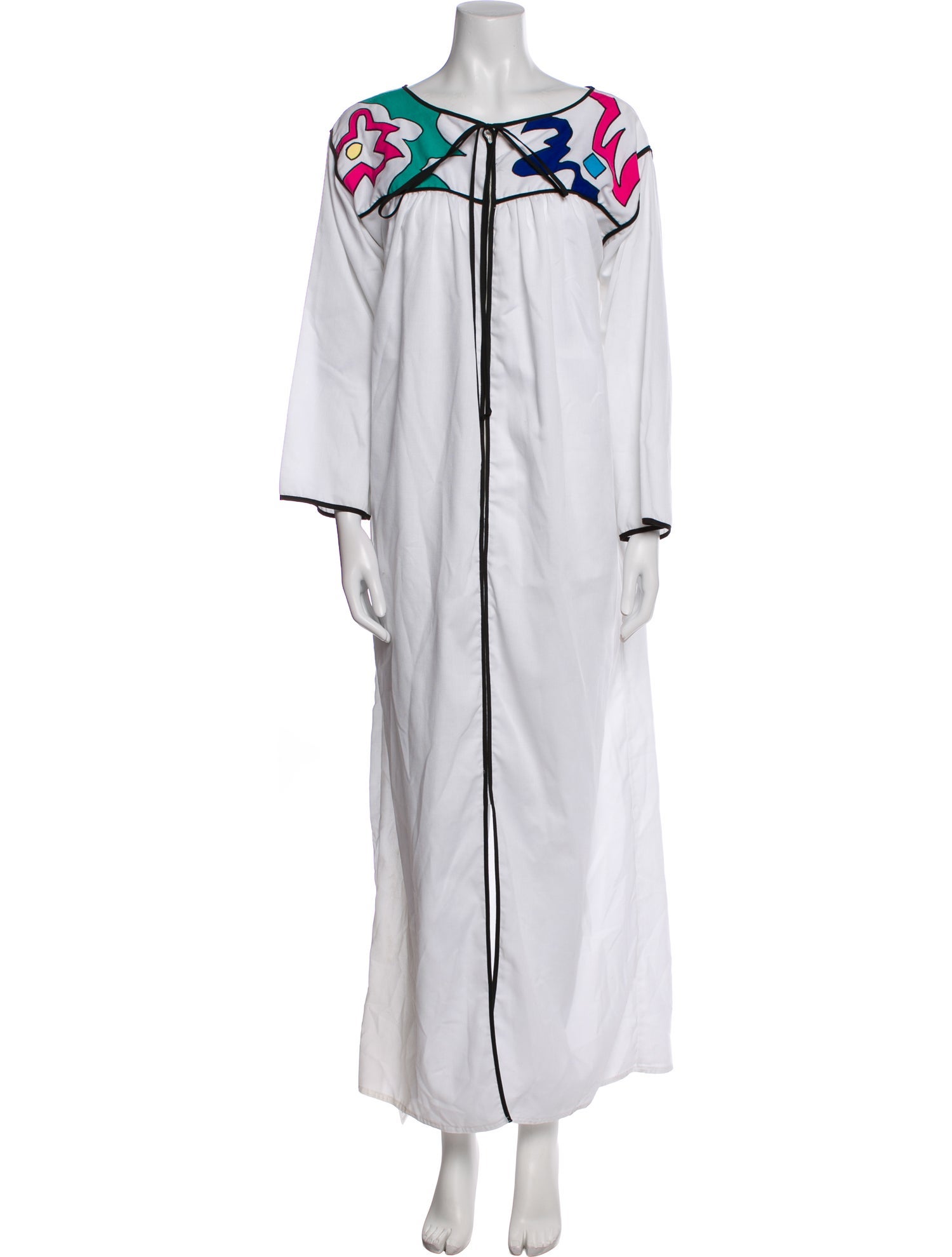 Oscar de la Renta Embroidered Accent Lounge Set