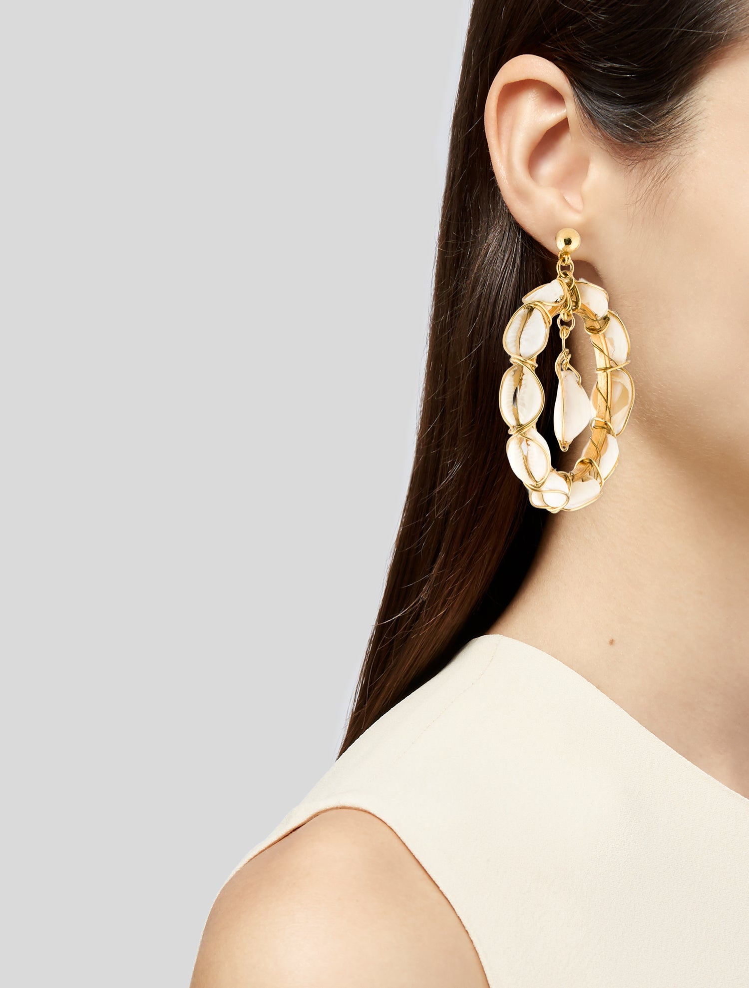 Oscar de la Renta Shell Hoop Earrings