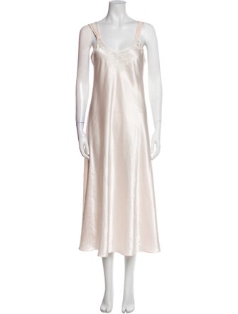 Oscar de la Renta Scalloped Accent Nightgown