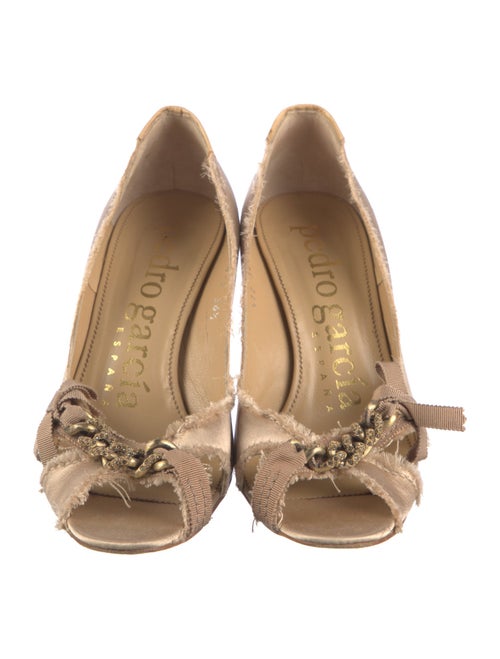 Pedro Garcia Satin Raw-Edge Trim Pumps