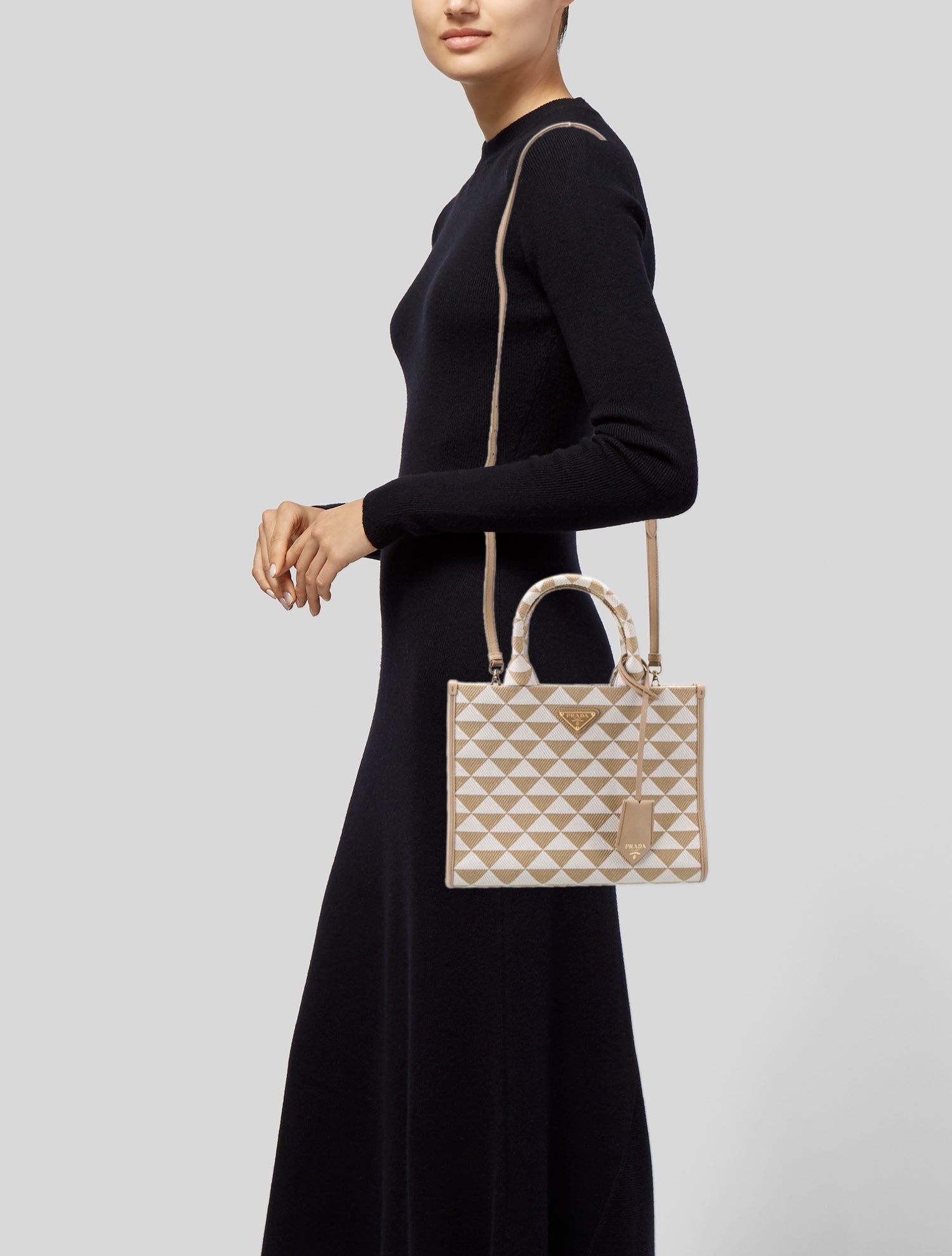 ショルダーバッグ・ポシェット PRADA CONTENITORE MANIGLIA 1NE051 2DYC F0002 𝐏𝐑𝐀𝐃𝐀 𝐂𝐨𝐧𝐭𝐞𝐧𝐢𝐭𝐨𝐫𝐞 𝐌𝐚𝐧𝐢𝐠𝐥𝐢𝐚
