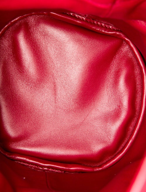 Prada Enameled Metal Triangle Sac Noir Petit 2025