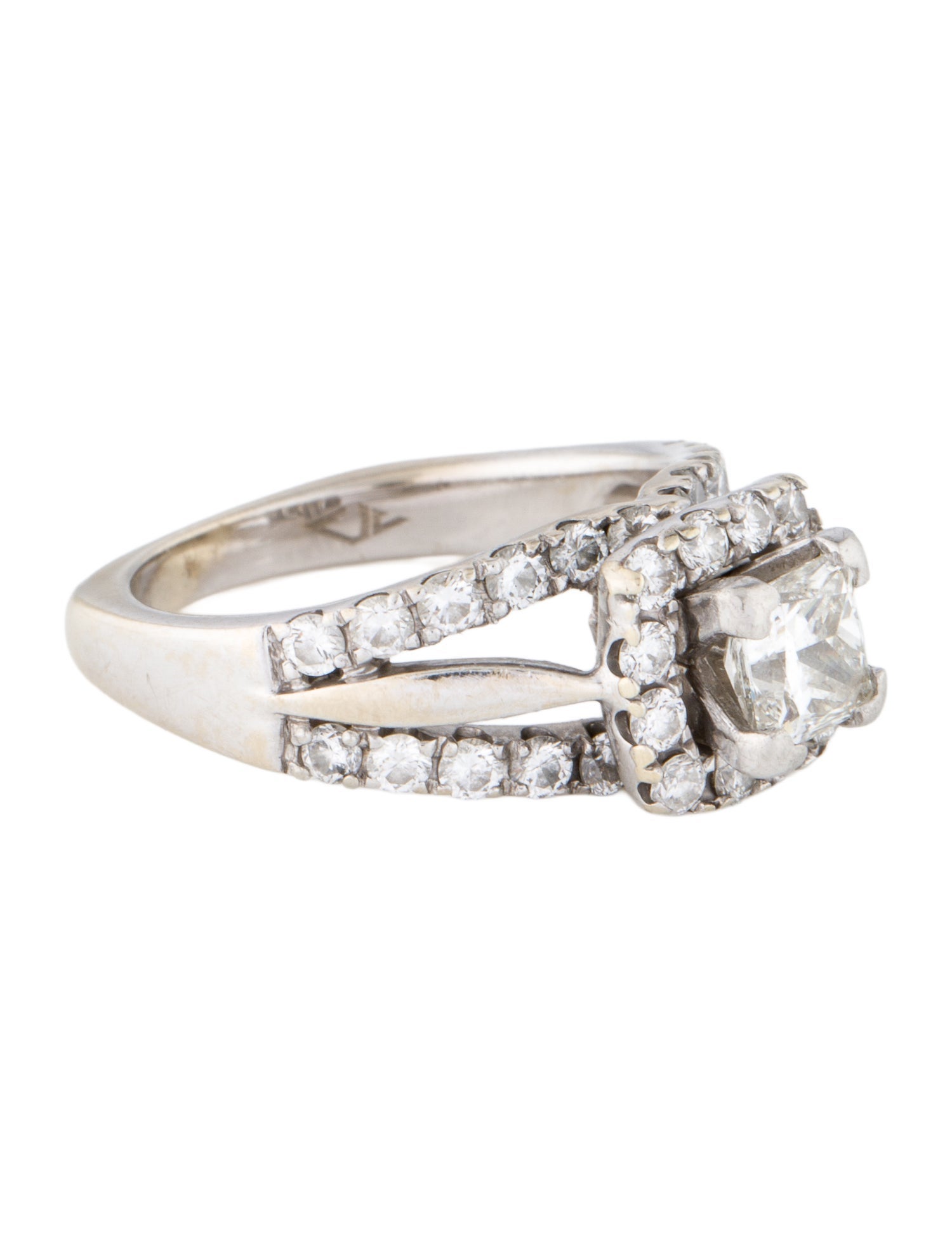 Ring 18K 1.62ctw Diamond Cocktail Ring