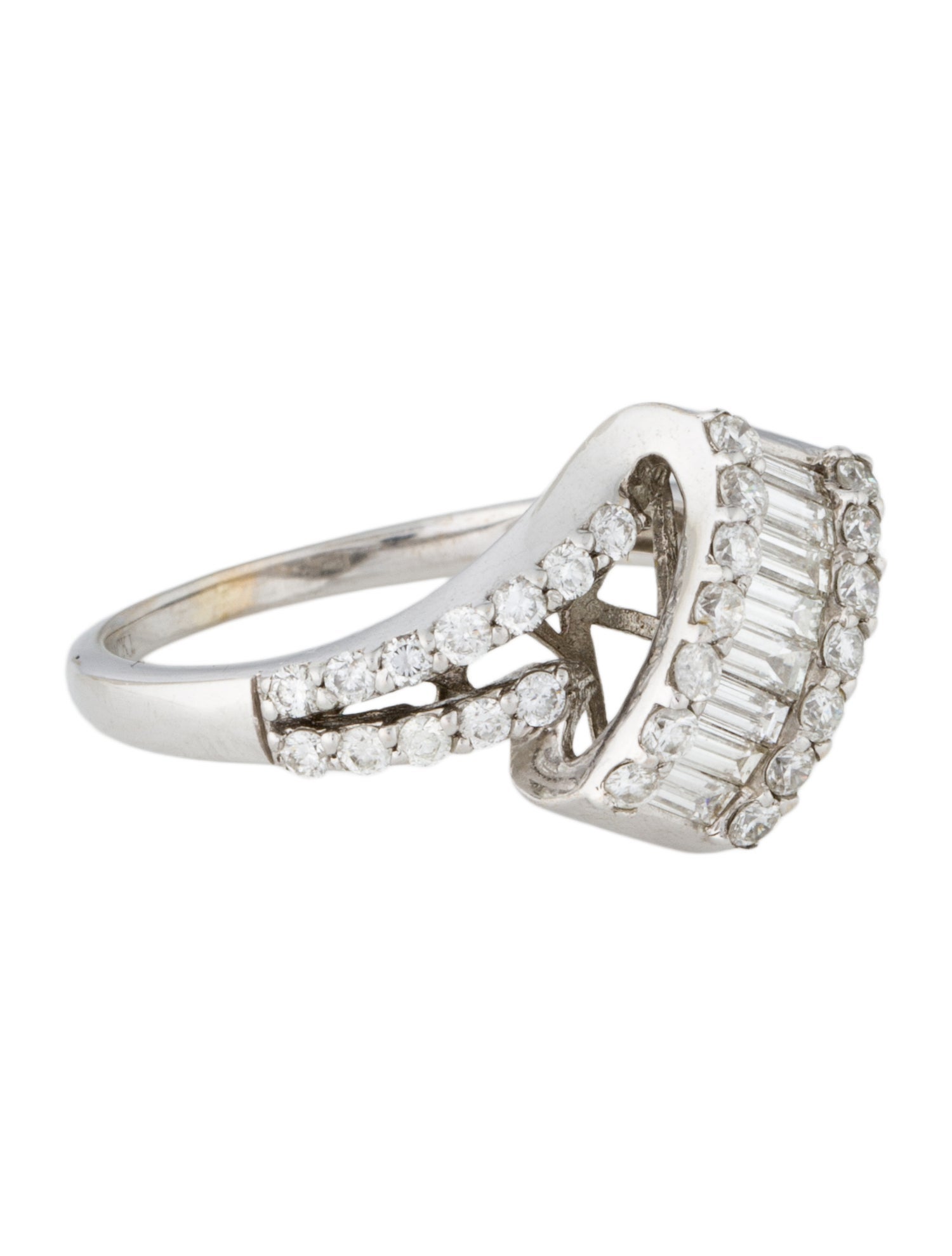 Ring 18K 1.69 ctw Diamond Cocktail