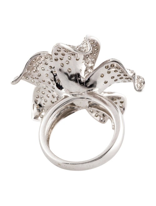Ring 18K 2.60ctw Diamond Flower Cocktail Ring