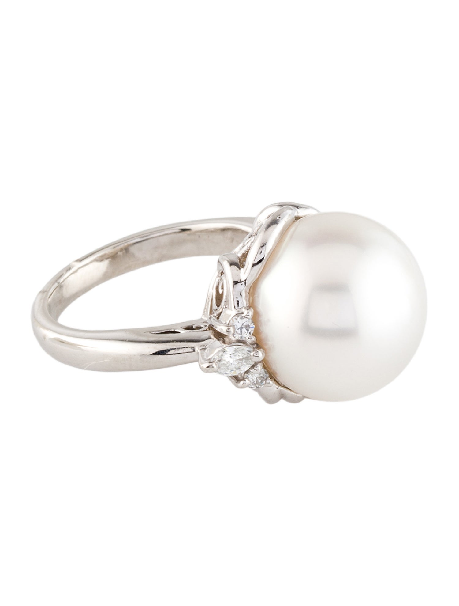 Ring Platinum Pearl & Diamond Cocktail