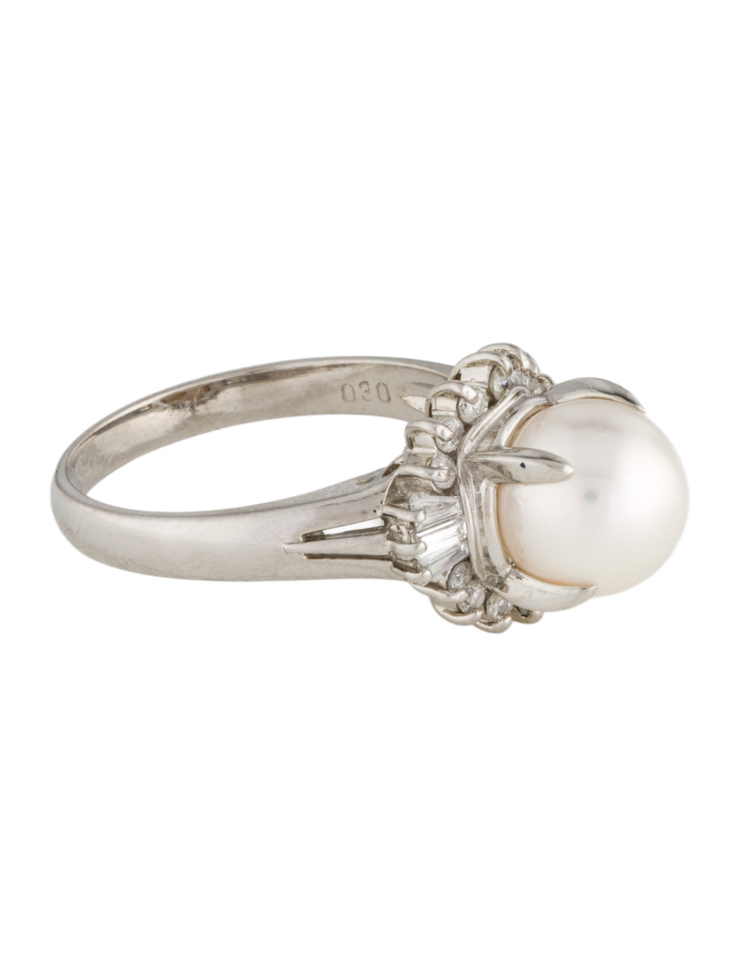 Ring Platinum Pearl & Diamond Cocktail
