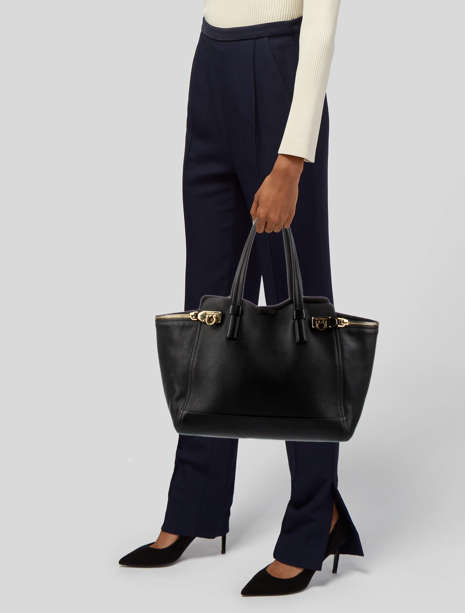 Salvatore Ferragamoレザーバッグ Salvatore Ferragamo Black Pebbled Leather Small Bice Shopping Tote