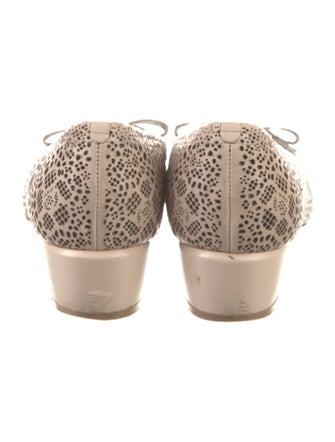 Salvatore Ferragamo Vara Bow Accent Leather Pumps