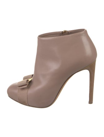 Salvatore Ferragamo Vara Bow Accent Leather Pumps