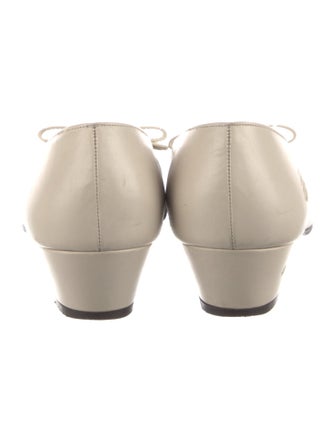 Salvatore Ferragamo Vara Bow Accent Leather Pumps