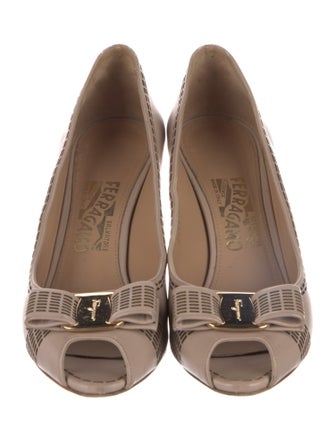 Salvatore Ferragamo Vara Bow Accent Leather Pumps