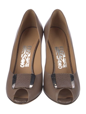 Salvatore Ferragamo Vara Bow Accent Leather Pumps