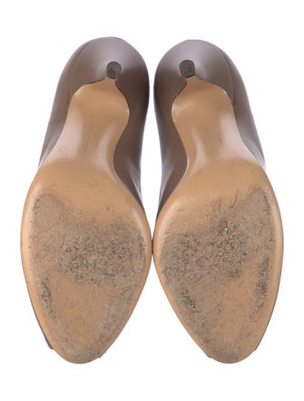 Salvatore Ferragamo Vara Bow Accent Leather Pumps