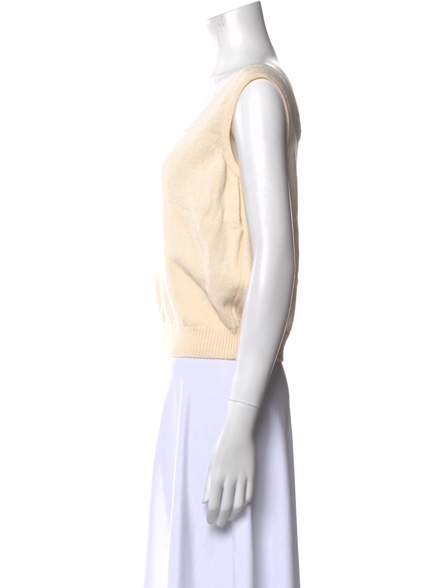 St. John Collection Scoop Neck Sleeveless Crop Top