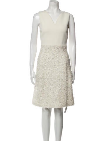 St. John Dresses V-Neck Knee-Length Dress US 2 | XS