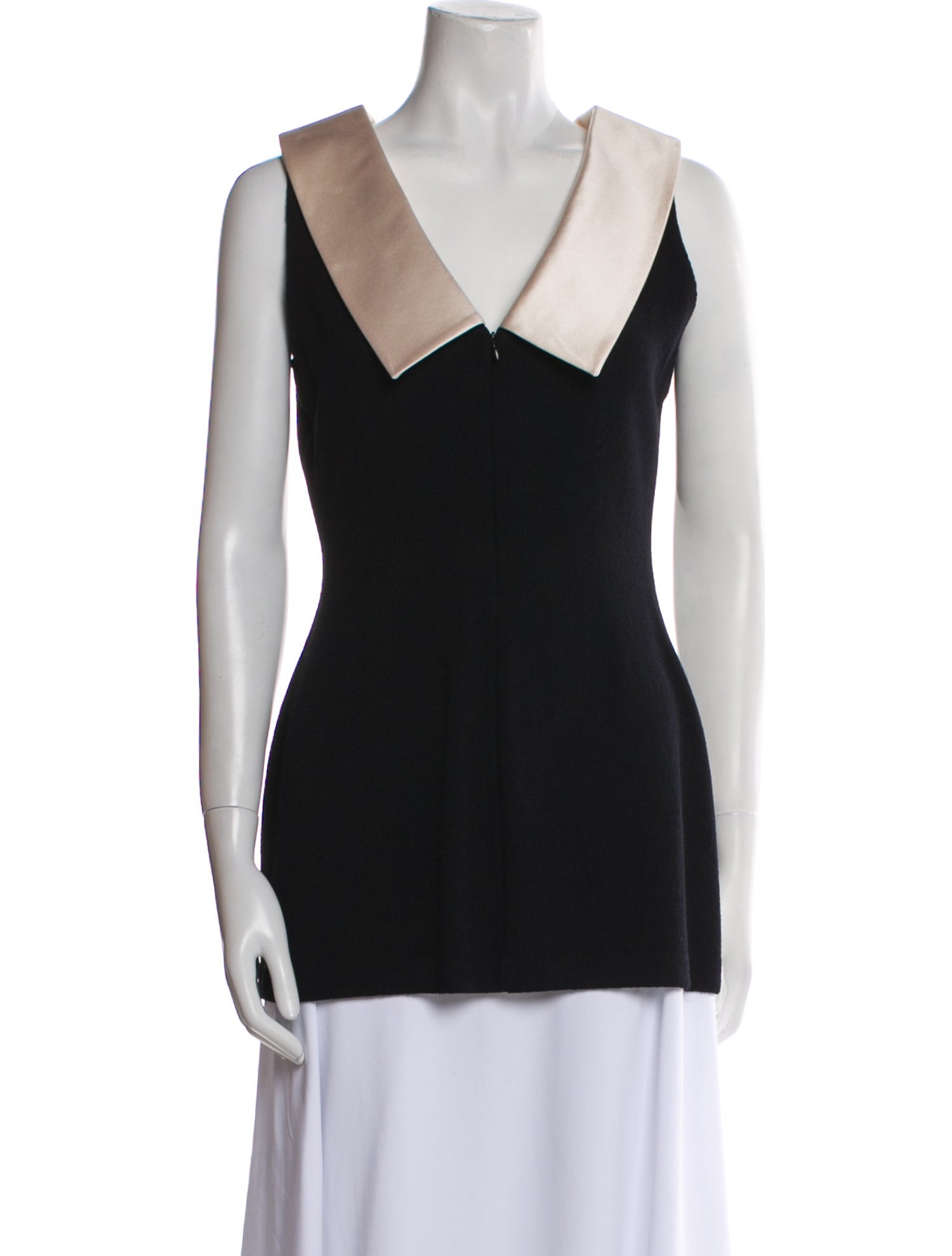St. John V-Neck Sleeveless Top