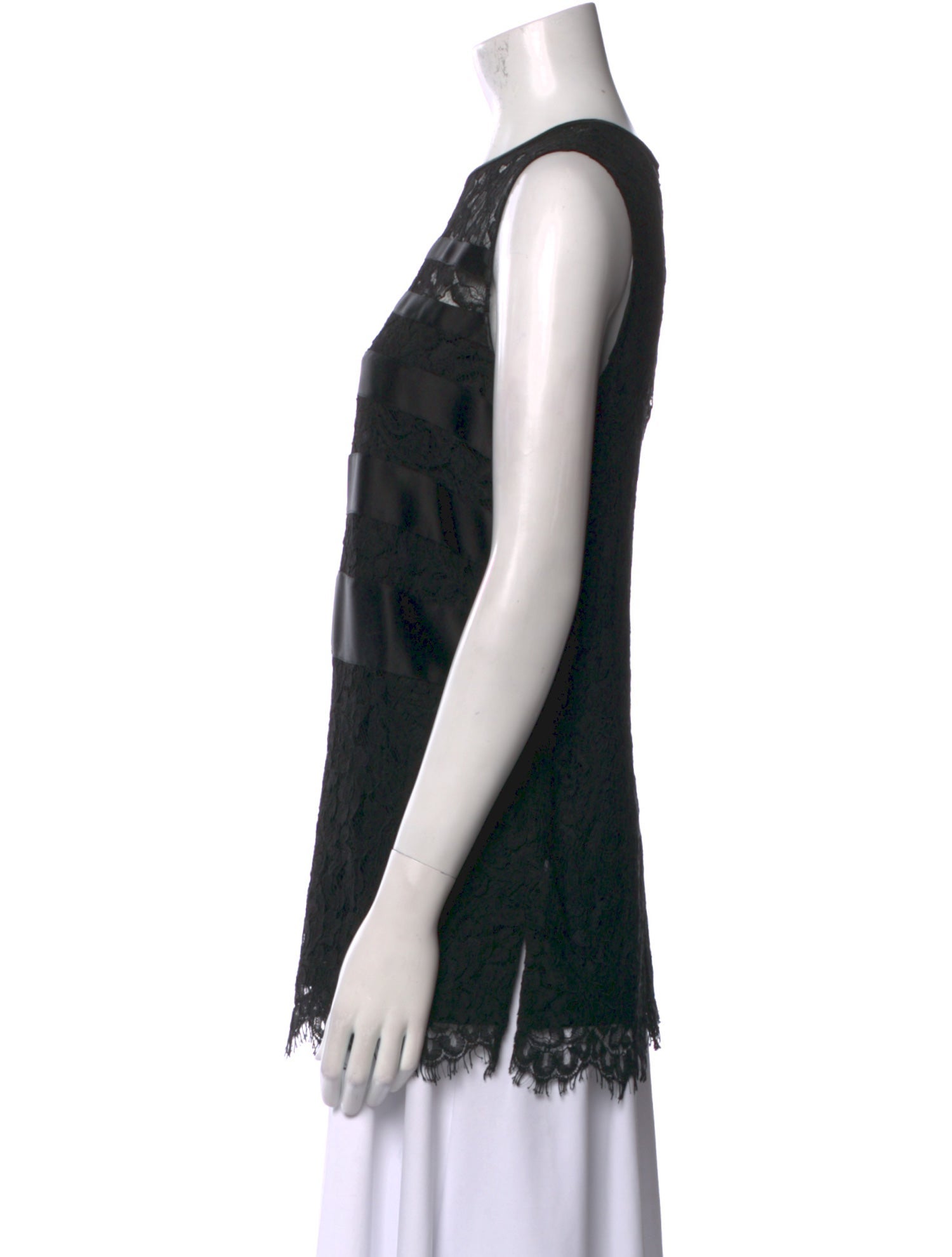 St. John Lace Pattern Crew Neck Top