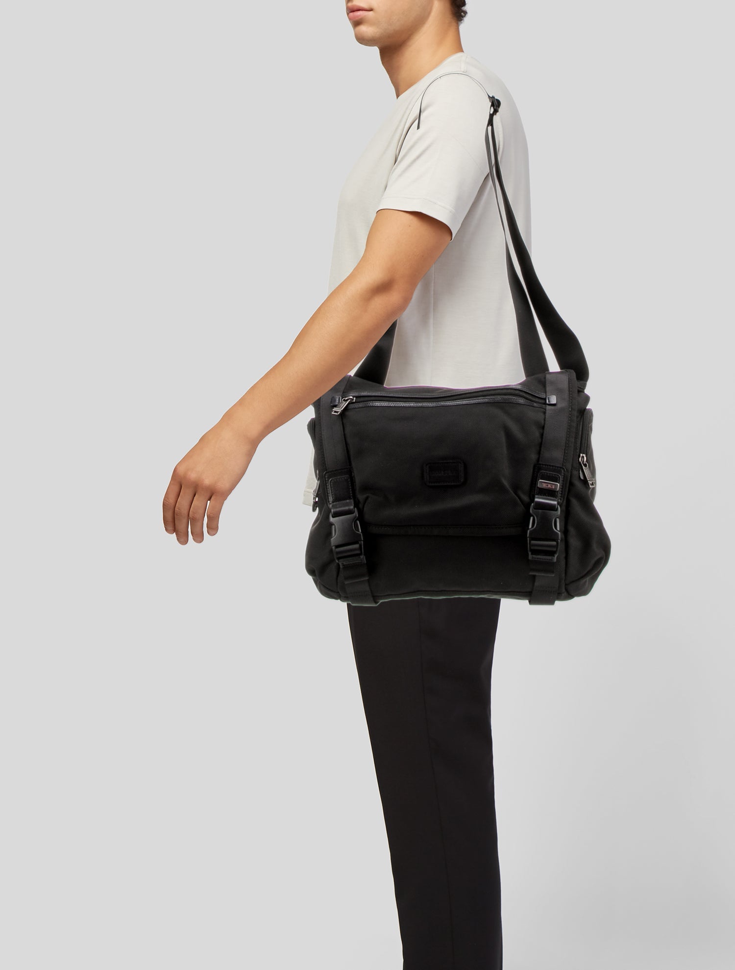 トゥミ TUMI アルファ ブラボー メッセンジャーバッグ「ファロン