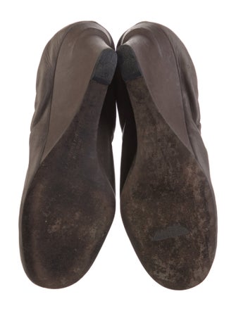 Vera Wang Leather Pumps