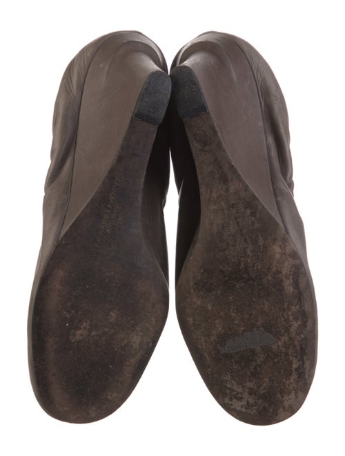 Vera Wang Leather Pumps