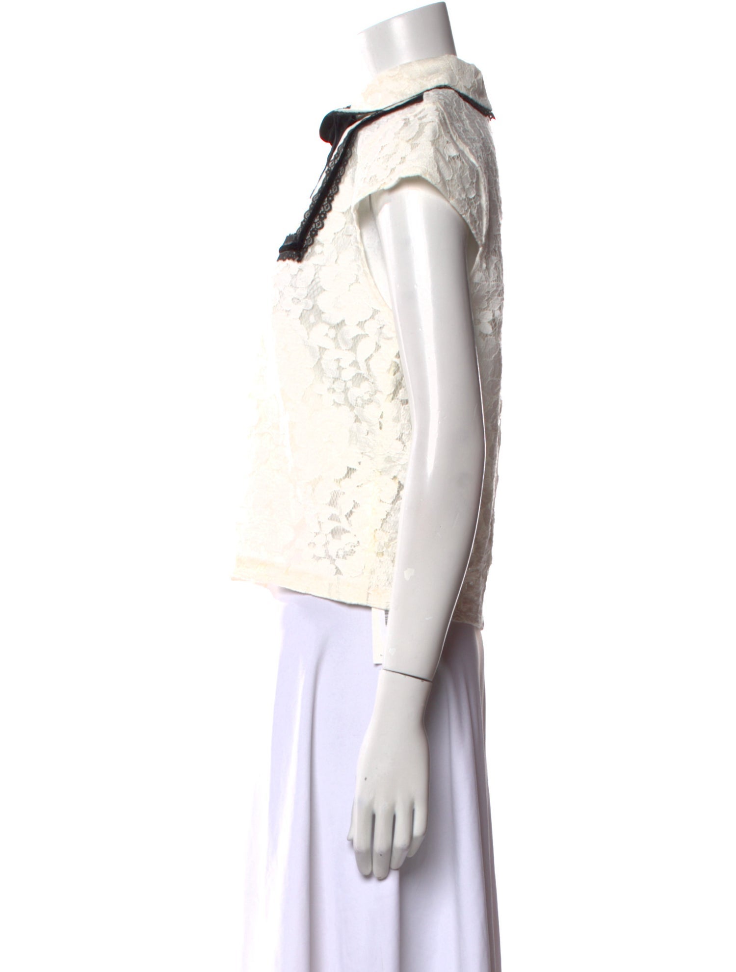 Alice + Olivia Lace Pattern Crew Neck Crop Top