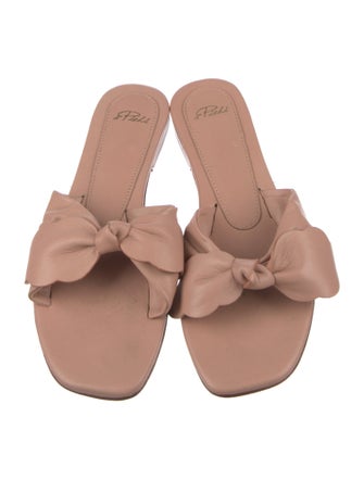 A Piedi Leather Bow Accents Slides