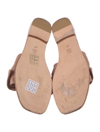 A Piedi Leather Bow Accents Slides