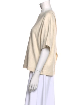 Closed Scoop Neck Short Sleeve Top