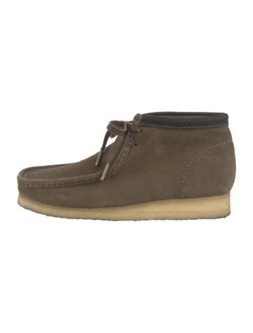 Pre-owned Clarks Suede Lace-up Boots In Neutral