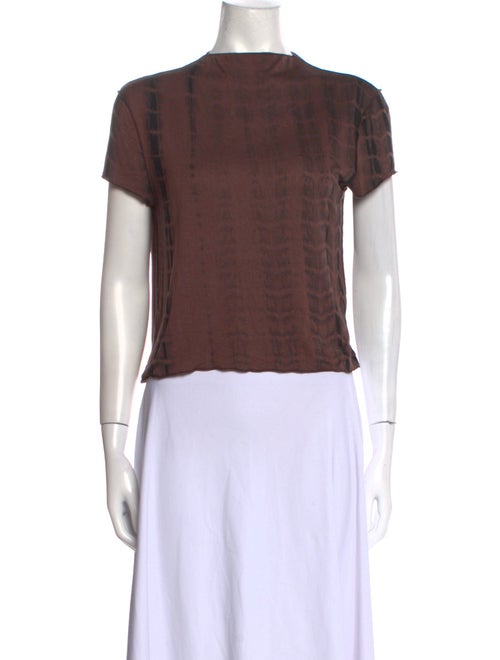 Dissh Scoop Neck Short Sleeve Crop Top