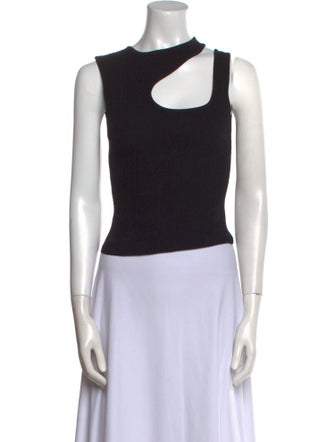 Dissh Scoop Neck Sleeveless Crop Top