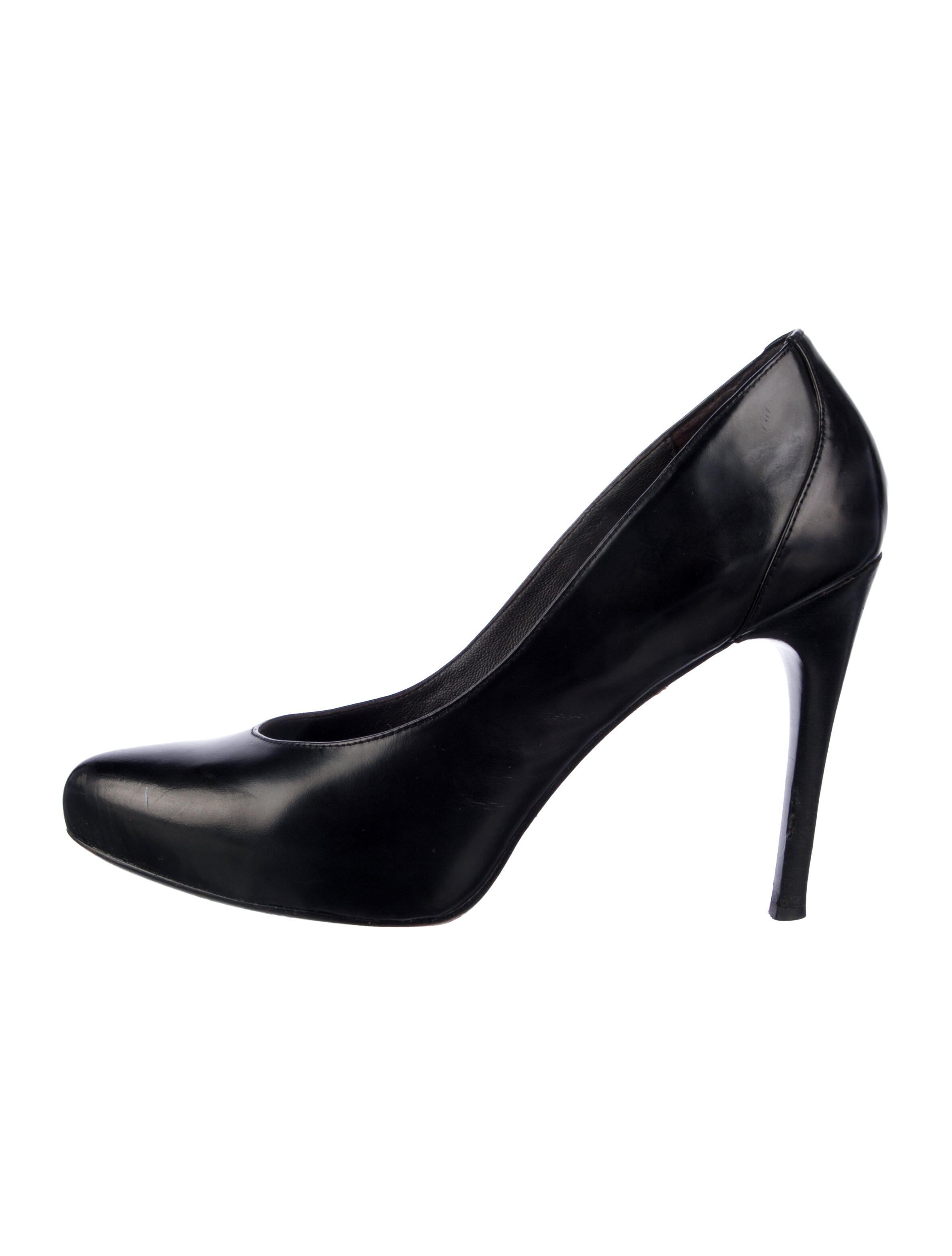 Donald Pliner Leather Pumps