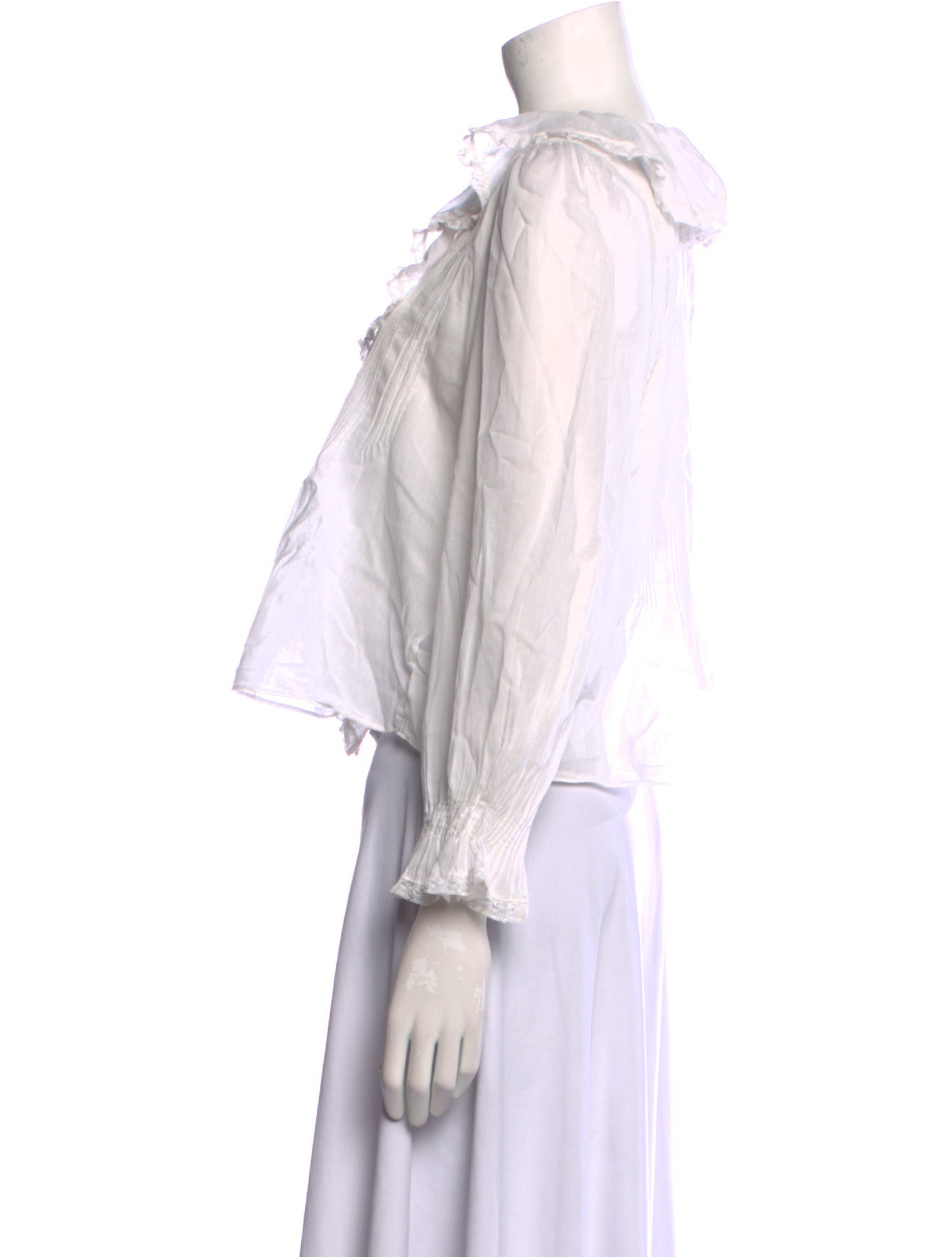 DÔEN V-Neck Three-Quarter Sleeve Crop Top