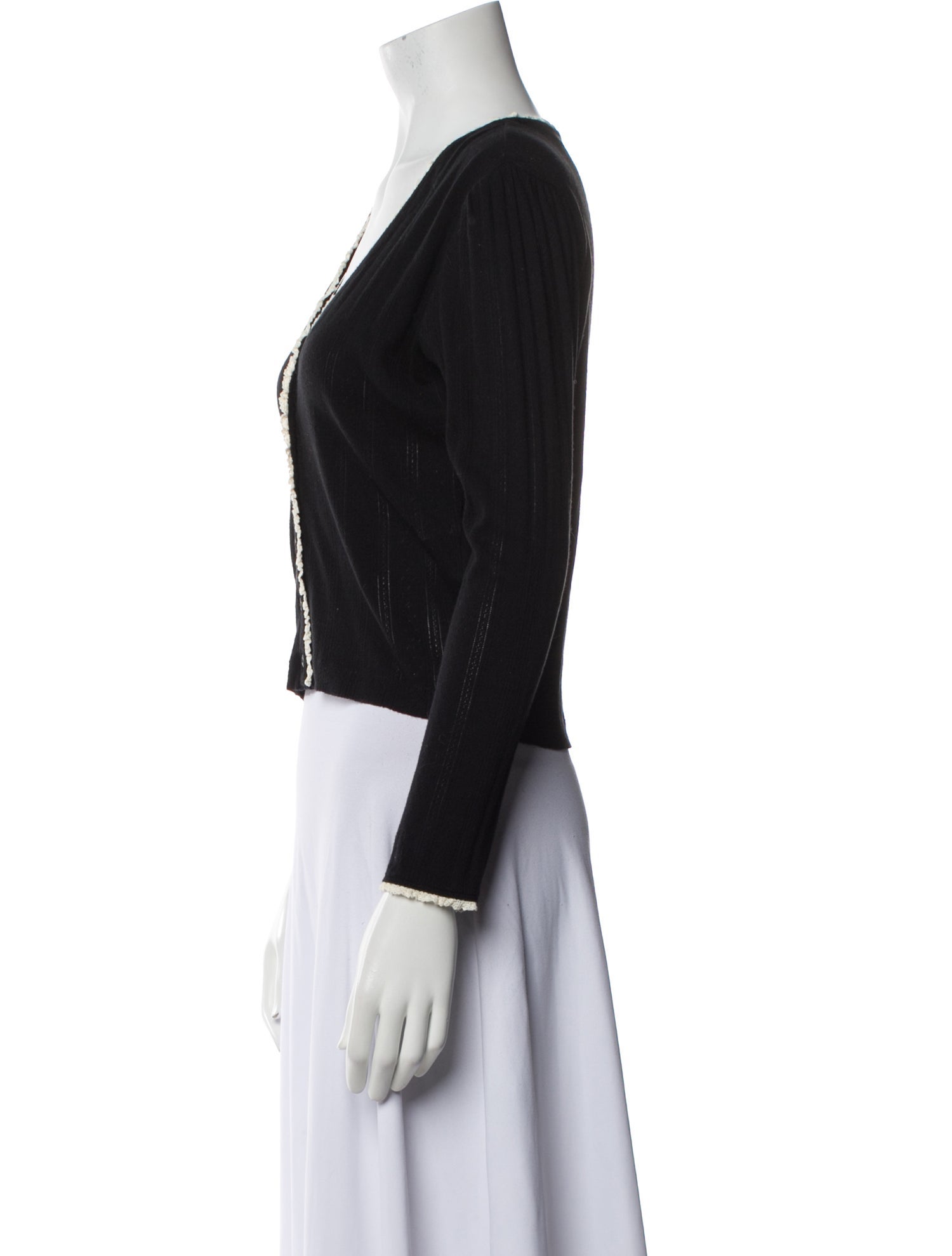 DÔEN V-Neck Long Sleeve Crop Top