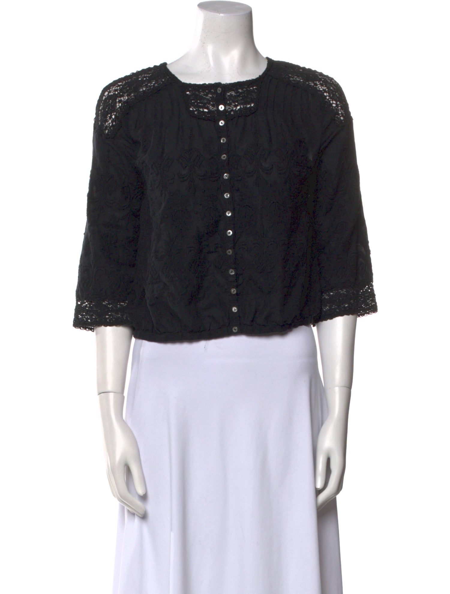 DÔEN Scoop Neck Three-Quarter Sleeve Crop Top