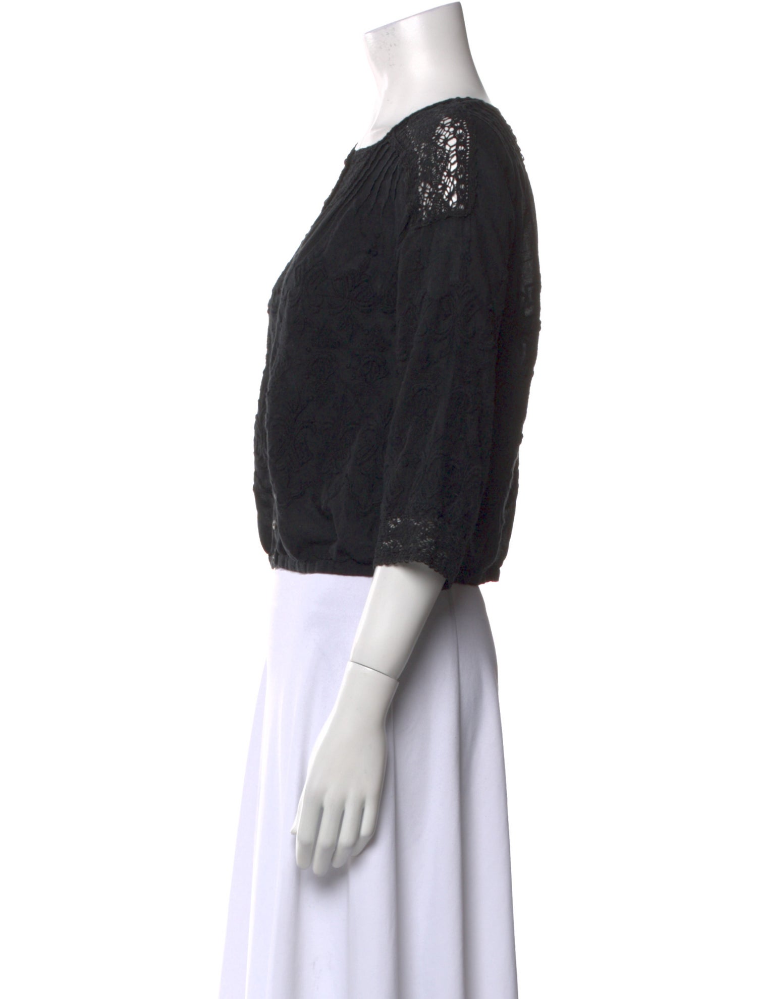 DÔEN Scoop Neck Three-Quarter Sleeve Crop Top