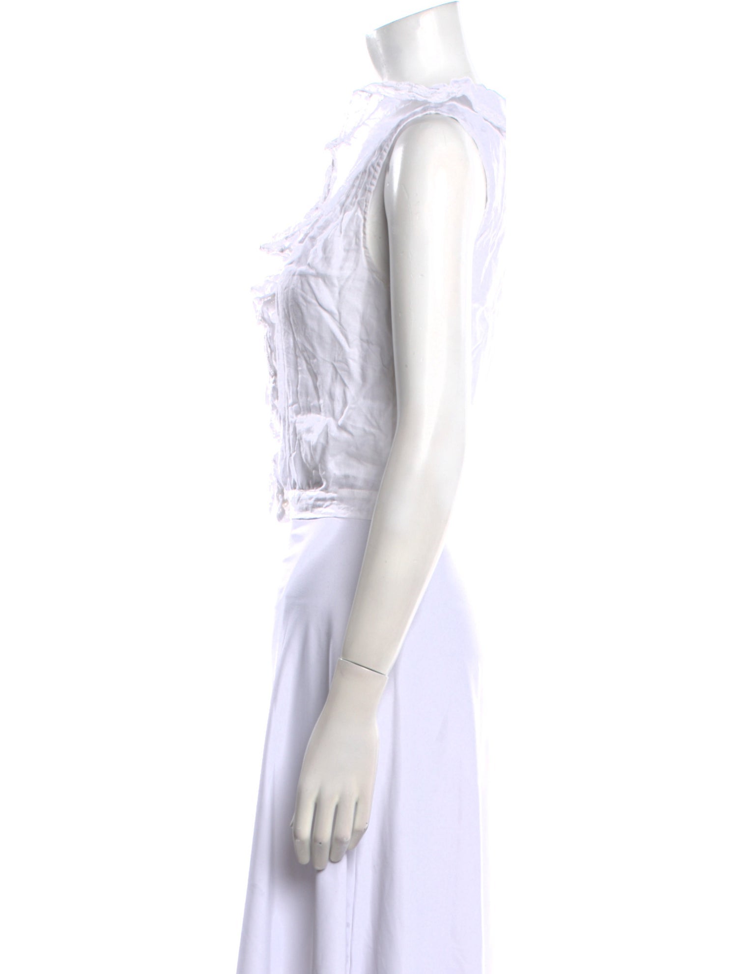 DÔEN V-Neck Sleeveless Crop Top