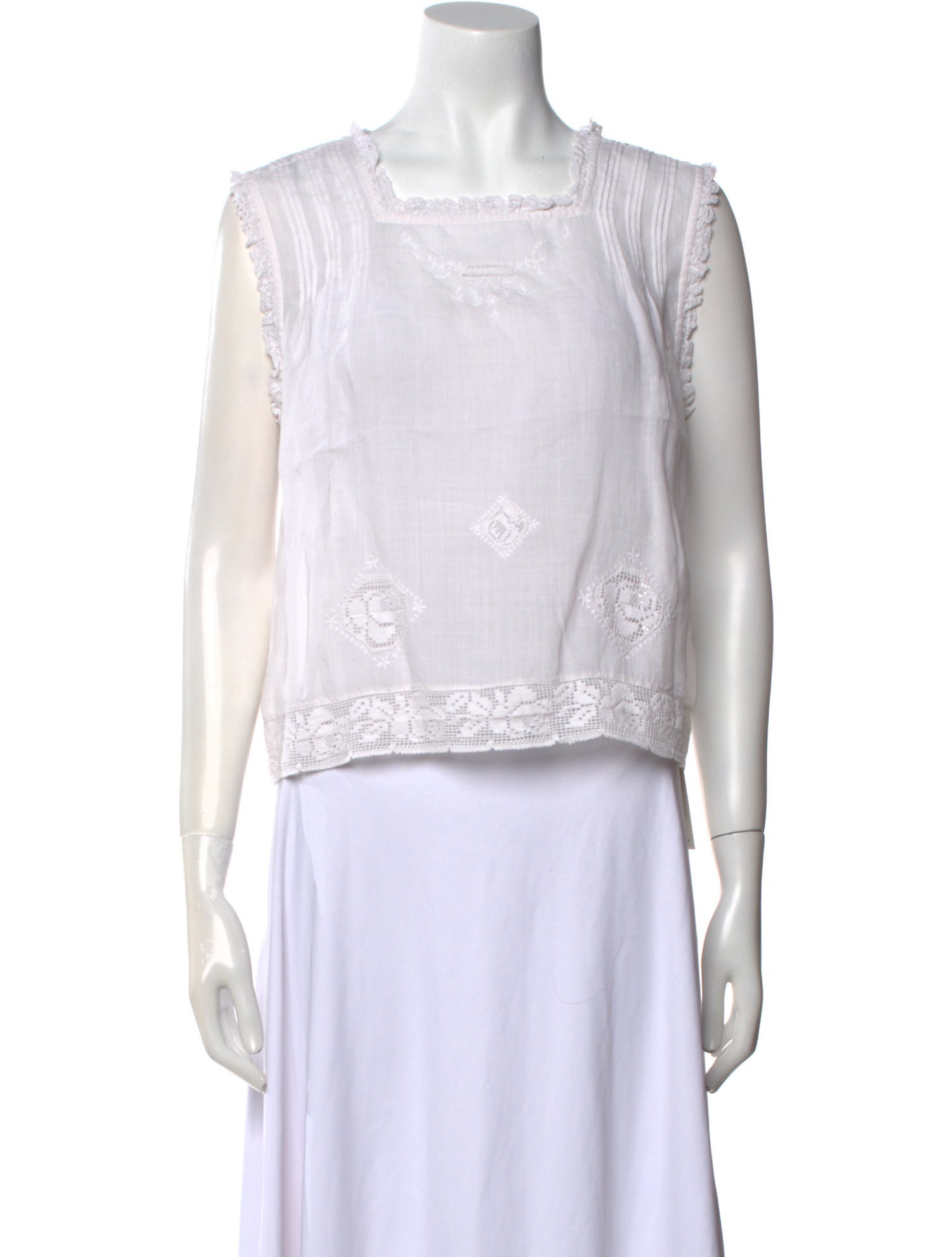 DÔEN Square Neckline Sleeveless Crop Top