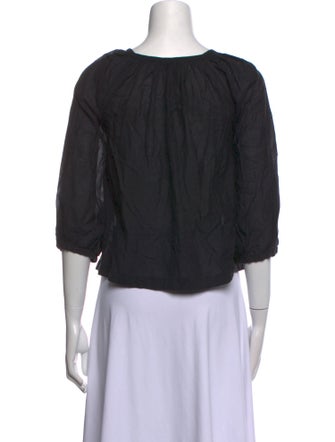 DÔEN Scoop Neck Three-Quarter Sleeve Crop Top