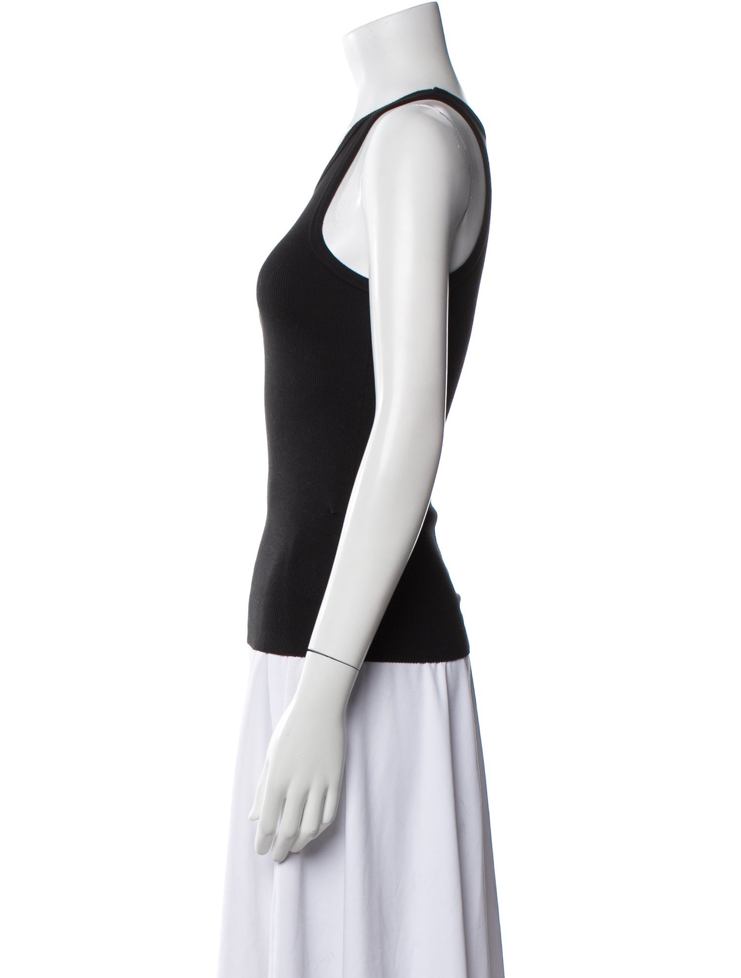 Éterne Scoop Neck Sleeveless Top