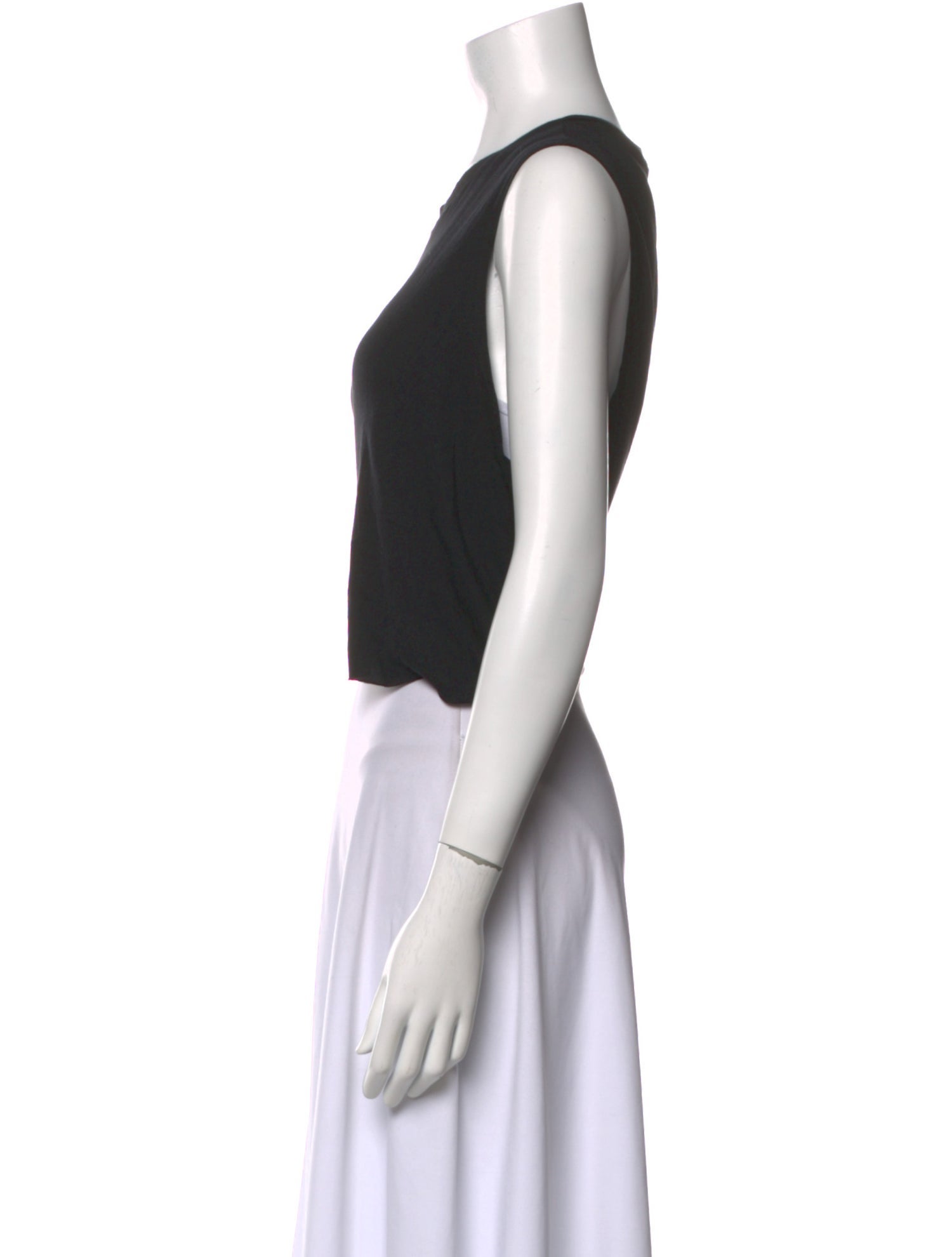 Éterne Crew Neck Sleeveless Crop Top
