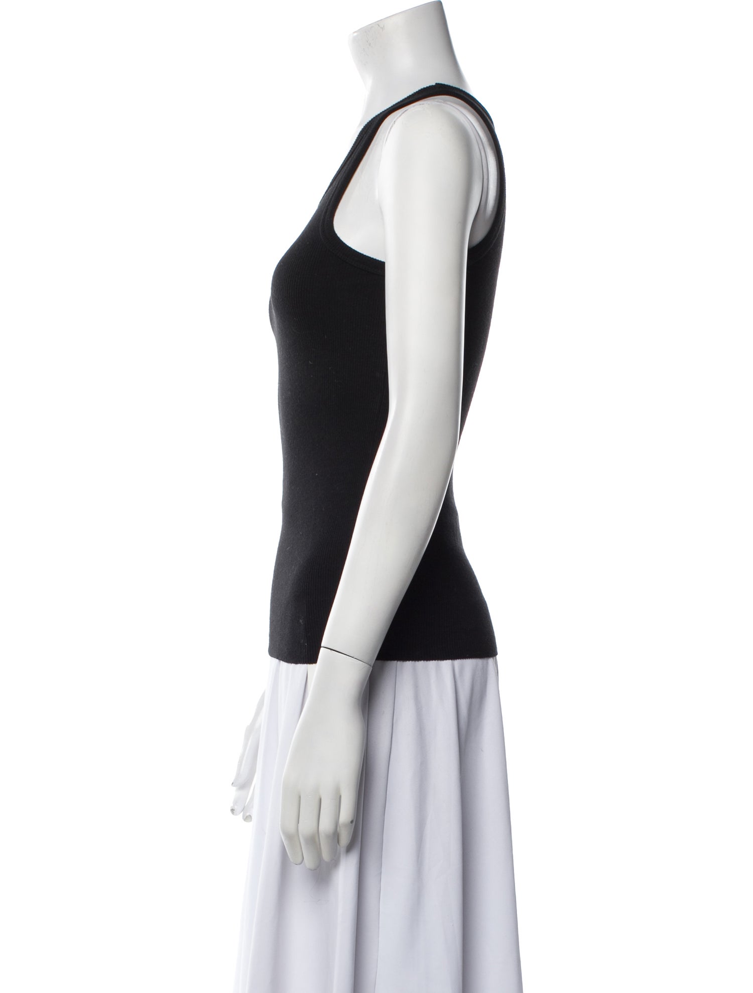 Éterne Scoop Neck Sleeveless Top