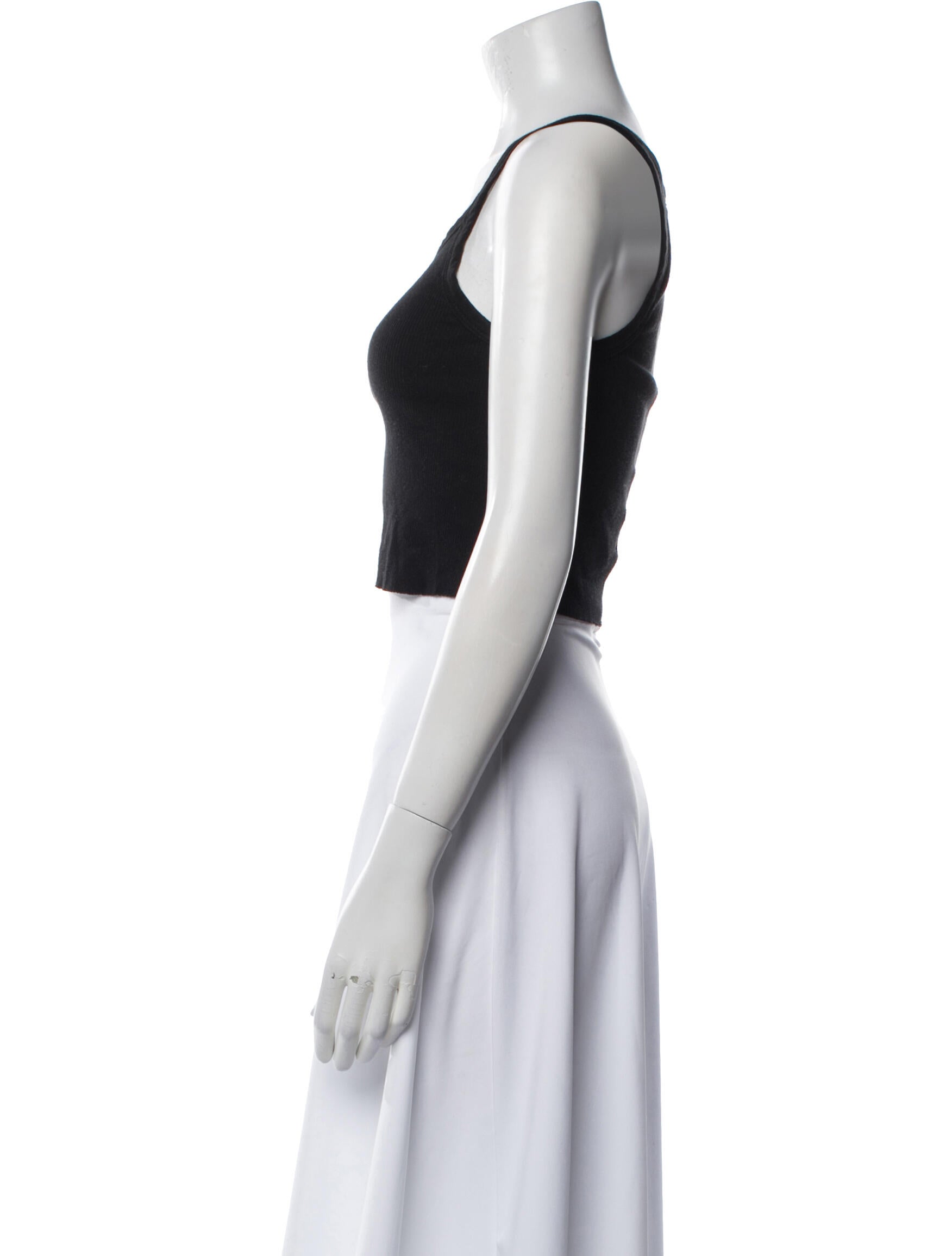 Éterne Scoop Neck Sleeveless Crop Top