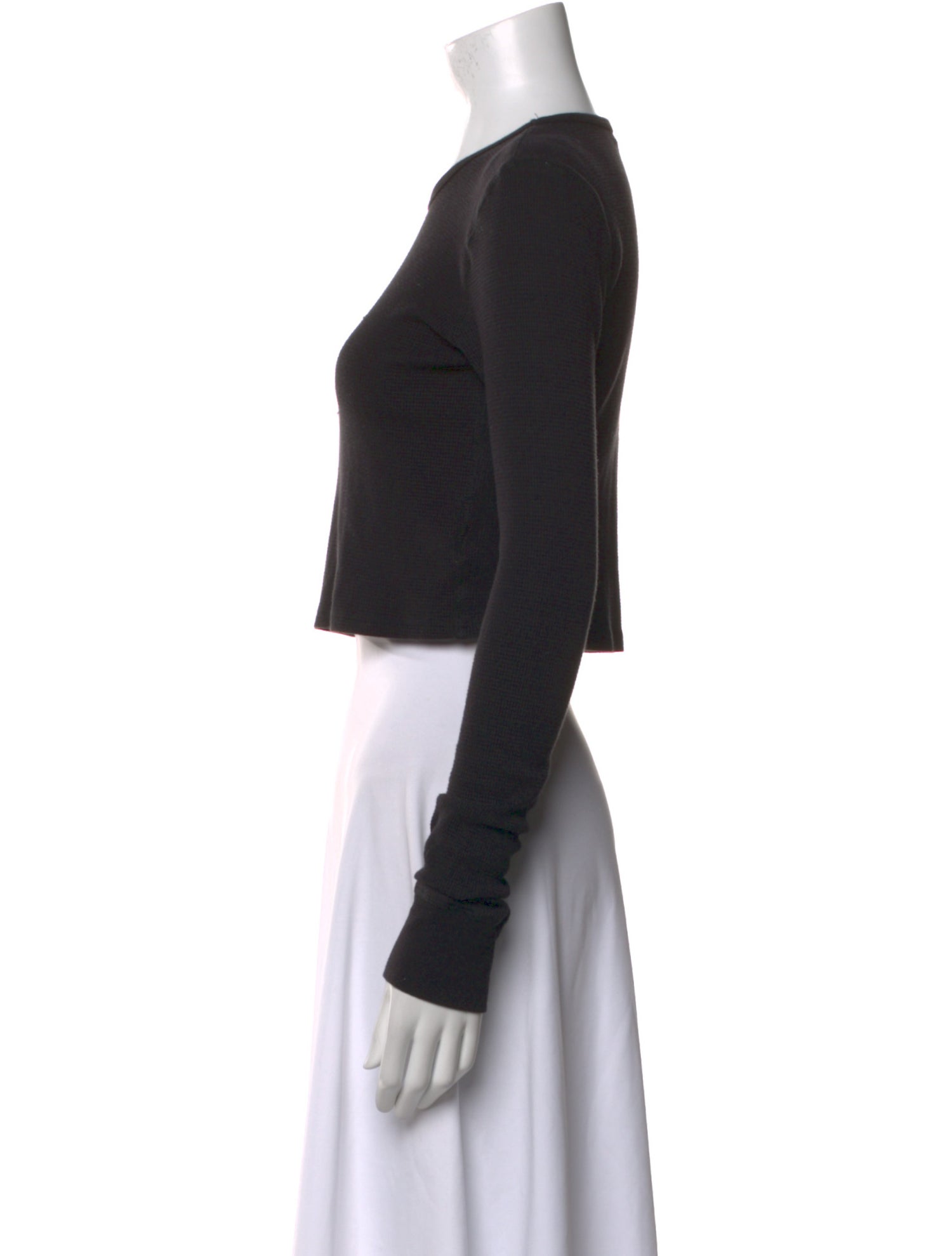 Éterne Crew Neck Long Sleeve Crop Top