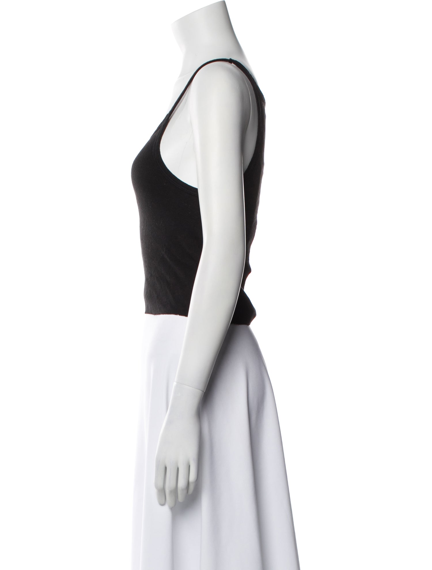 Éterne Scoop Neck Sleeveless Crop Top