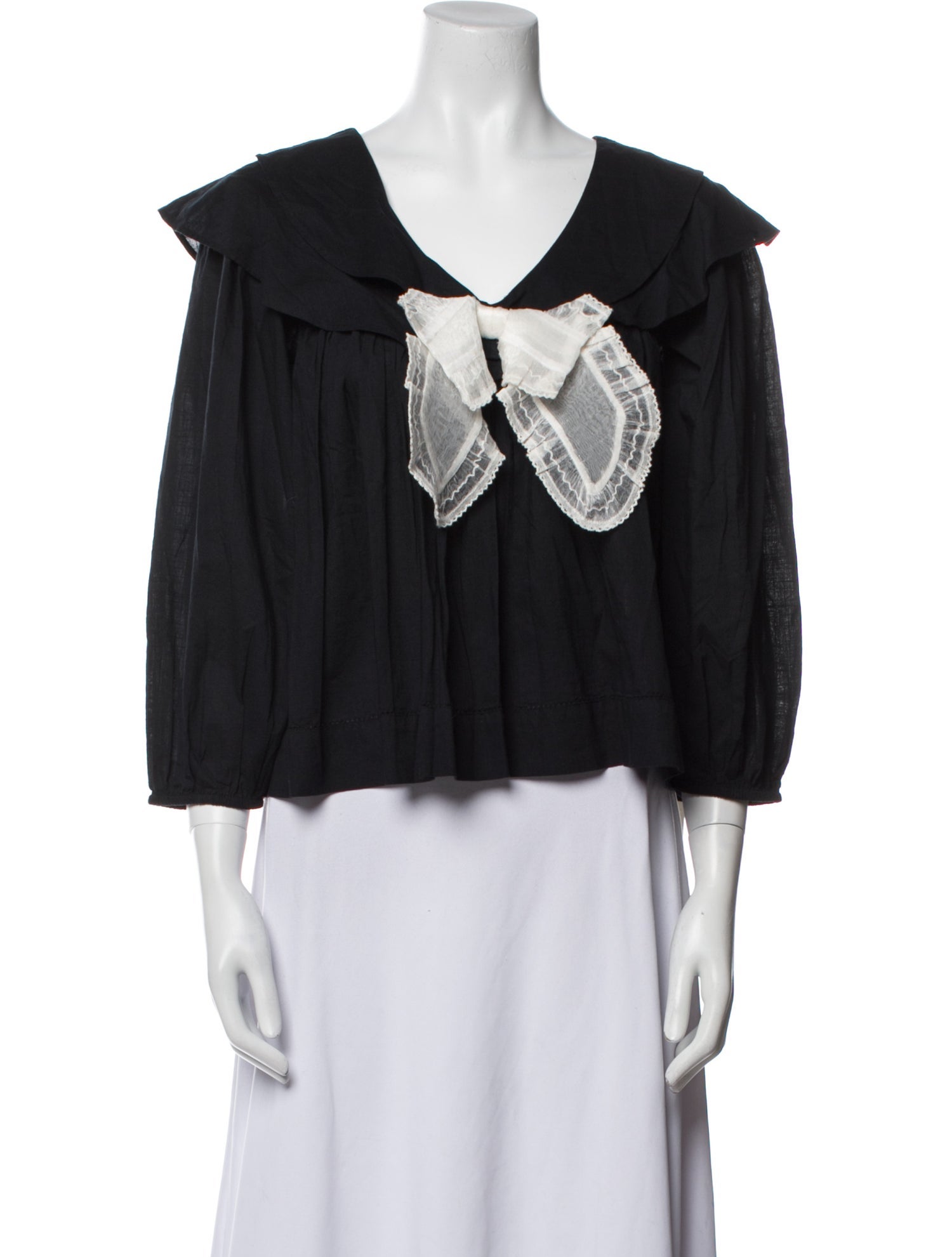 The Great Lace Pattern V-Neck Blouse