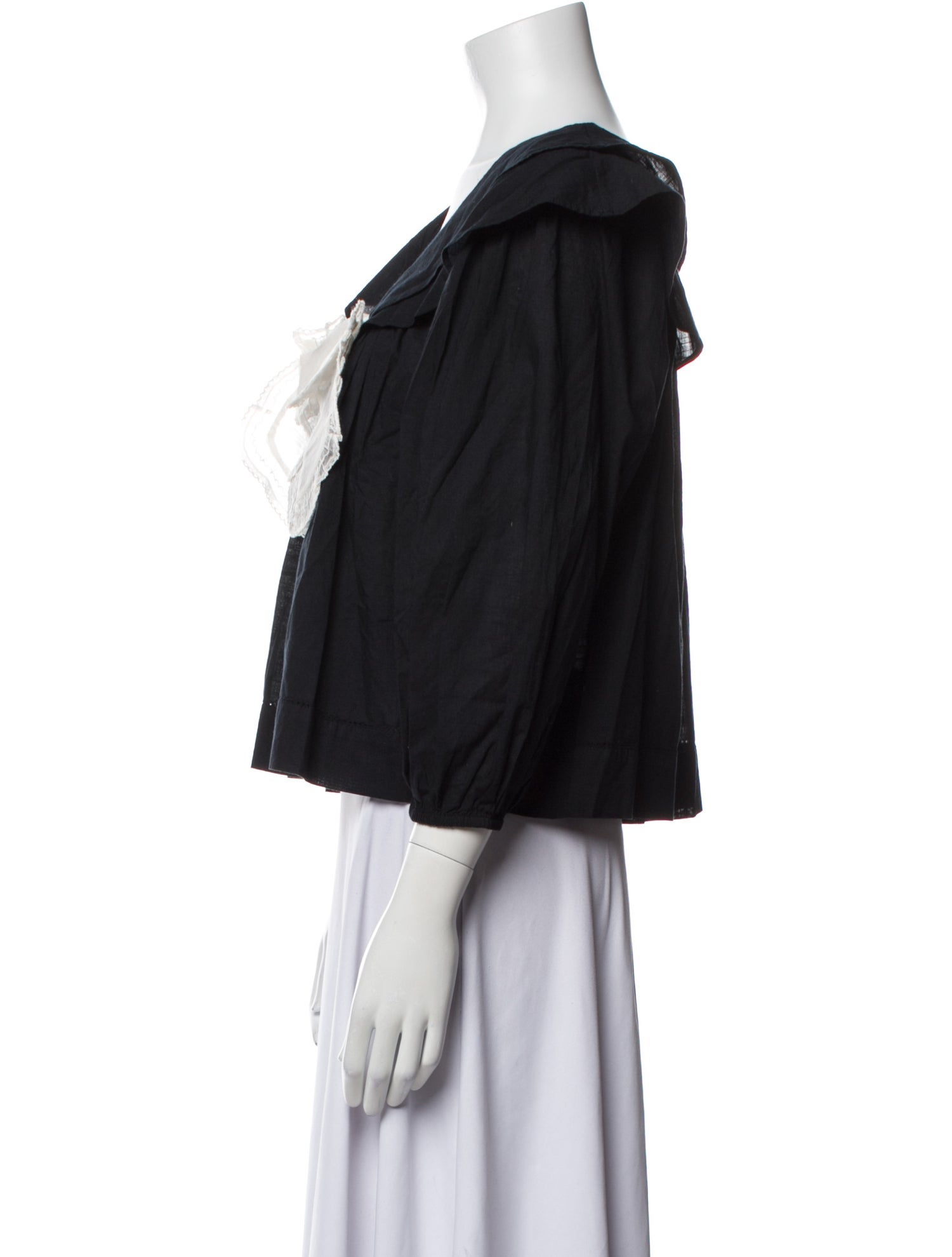 The Great Lace Pattern V-Neck Blouse