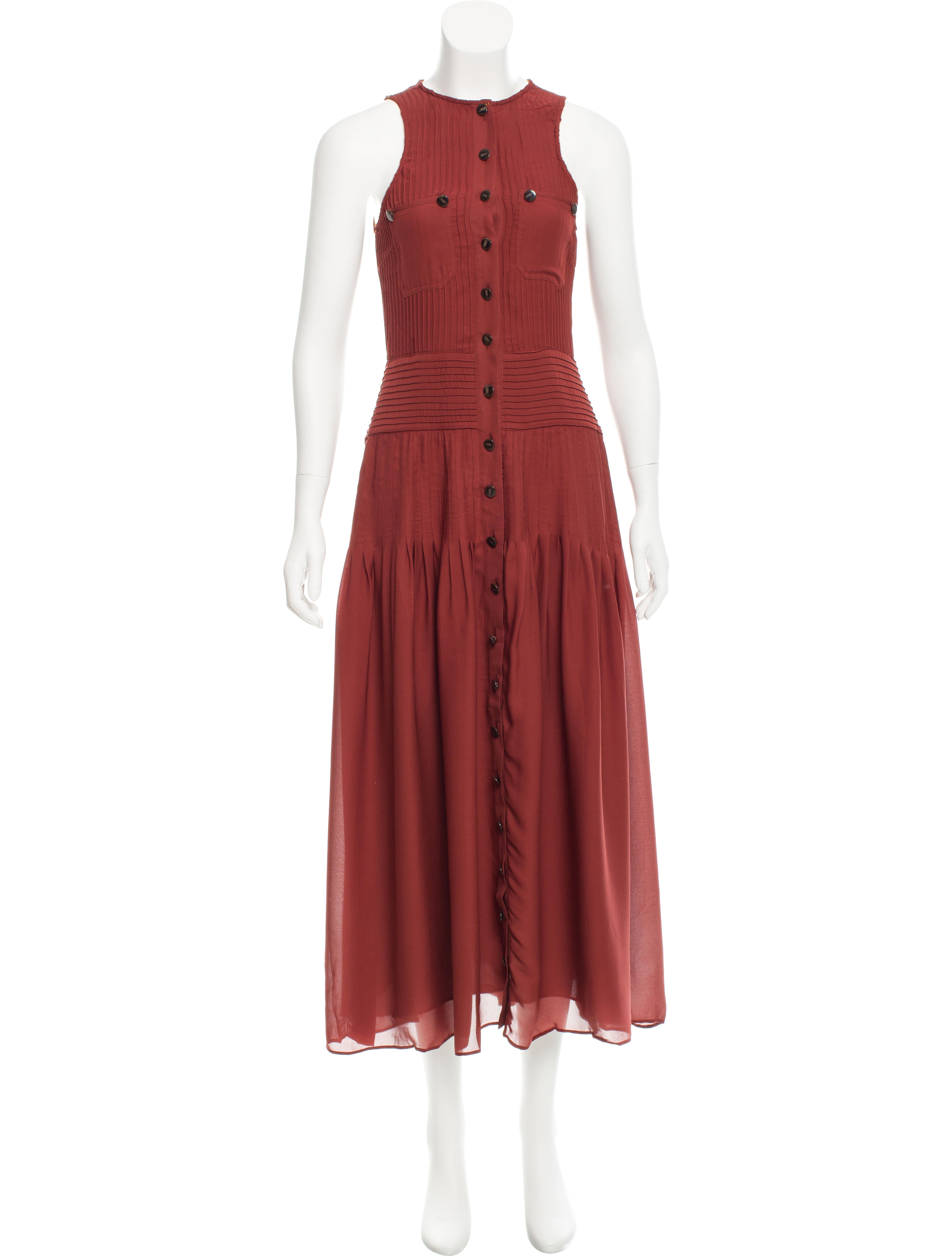 Navigation menu Detailed with a pleated front, Giorgio Armani's dress is composed of red silk georgette. A classic look from the Italian designer, the chic style is softly tailored for a figure-accenting effect.