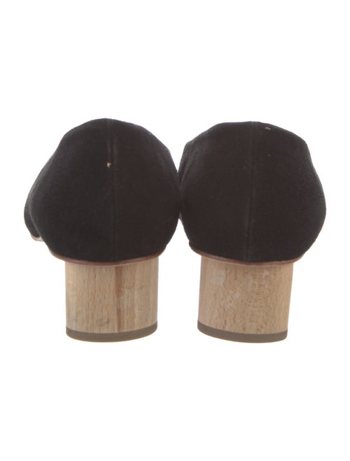 LOQ Suede Pumps